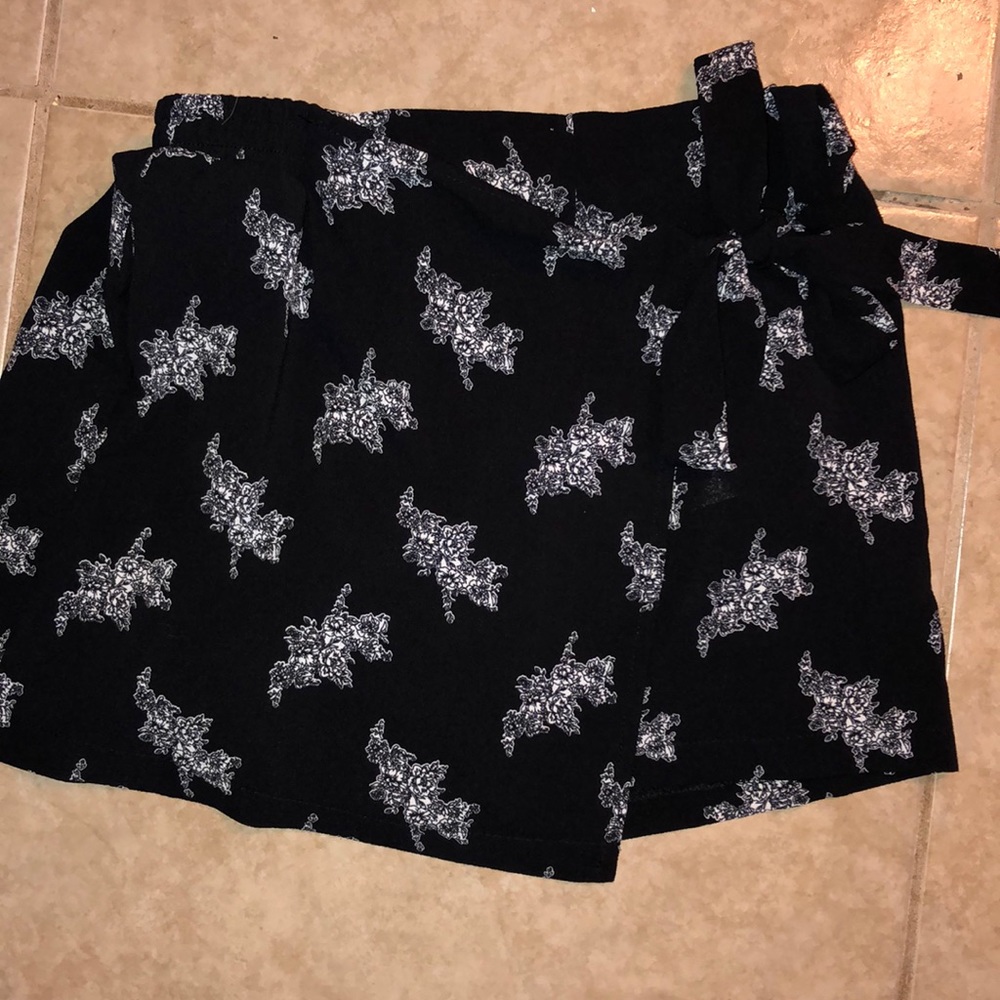 B&W Floral Tied Skort